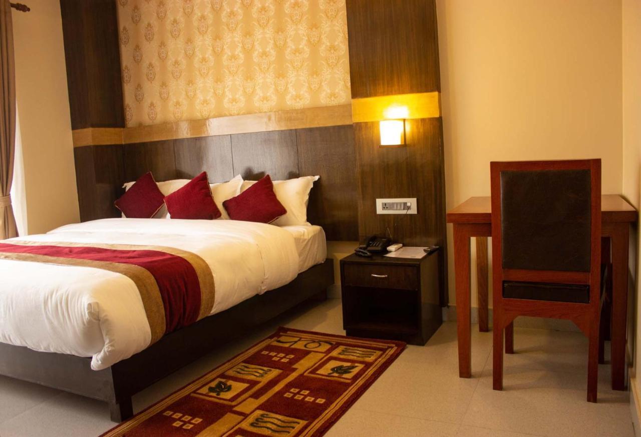 Hotel Silverline Pokhara Bagian luar foto