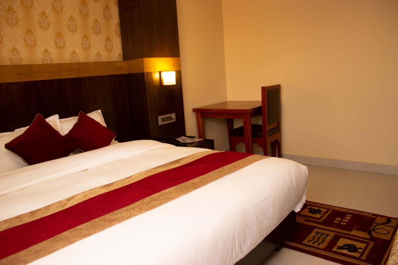 Hotel Silverline Pokhara Bagian luar foto